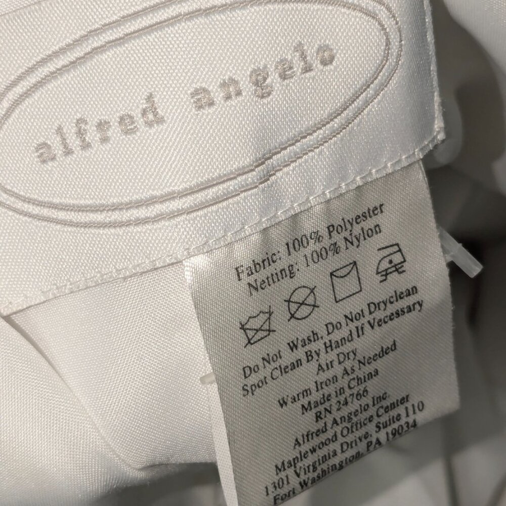 RARE Alfred Angelo Gown – As Seen on the Cover of Harper’s Bazaar Vietnam - Picture 7 of 7